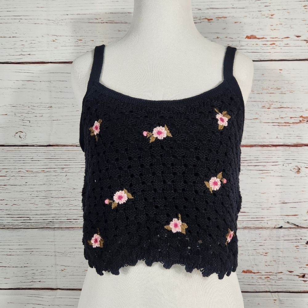 ARIZONA JEAN CO Black And Floral Crochet Cropped Tank Top (M) - Picture 1 of 5